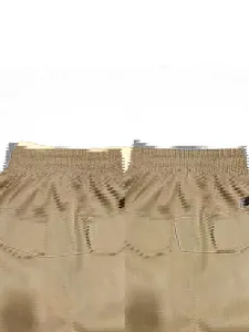 Dettaglio dei pantaloncini cargo uomo cachi con vita elastica e tasche sul retro