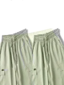 Vista dettagliata dei pantaloncini cargo da uomo con vita elastica e cordoncino