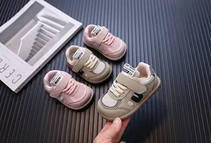 Nahaufnahme von atmungsaktiven Kleinkinder-Lauflernschuhen mit weicher Sohle in Rosa und Khaki.
