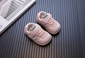 Detailansicht der rosa atmungsaktiven Baby-Lauflernschuhe mit flexibler, weicher Sohle