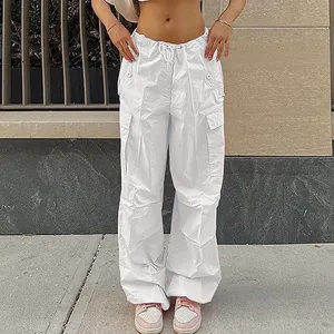 Nahaufnahme der weißen Cargo-Hose für Damen mit geradem Bein und funktionellen Taschen