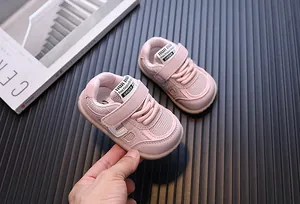 Nahaufnahme von rosafarbenen, atmungsaktiven Baby-Lauflernschuhen mit weicher Anti-Rutsch-Sohle