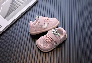 Detailansicht rosa atmungsaktiver Lauflernschuhe für Kleinkinder mit Klettverschluss