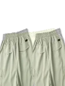 Vista dettagliata dei pantaloncini cargo beige da uomo con vita elastica e tasche