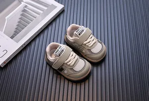 Detailansicht von atmungsaktiven Baby-Lauflernschuhen mit verstellbarem Klettverschluss