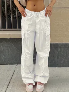 Detailansicht der weißen Damen-Cargohose mit fünf Taschen und einer bequemen geraden Passform