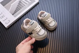 Detailansicht beige Lauflernschuhe für Kleinkinder mit atmungsaktivem Mesh-Gewebe.
