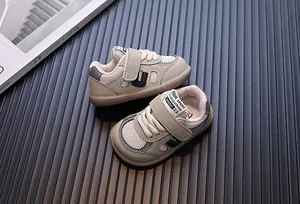 Atmungsaktive Lauflernschuhe für Kleinkinder mit weicher Sohle und Klettverschluss.