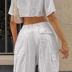 Detailansicht der hinteren geknöpften Tasche an weißer Cargo-Hose für Damen in Weiß