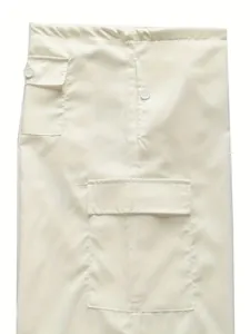 Detailansicht der cremefarbenen Cargohose für Damen mit Taschendesign und Stoff