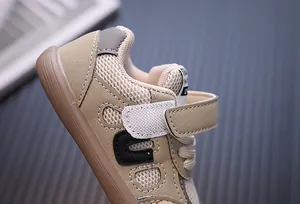 Detailansicht von atmungsaktiven Baby-Lauflernschuhen mit weicher Anti-Rutsch-Sohle und Klett
