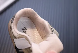 Nahaufnahme des weichen atmungsaktiven Netzfutters und der Fersenpolsterung am Schuh