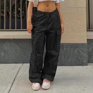 Schwarze Low-Rise-Cargohose für Damen mit funktionellen Taschen und Kordelzug-Detail