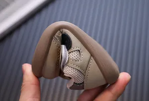 Nahaufnahme eines flexiblen Baby-Lauflernschuhs mit weicher, biegsamer Sohle