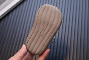 Detaillierte Makroansicht der rutschfesten Gummisohle für Baby-Lernlaufschuhe