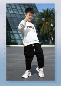 Niño a la moda usando zapatillas chunky de malla transpirable en un entorno exterior.