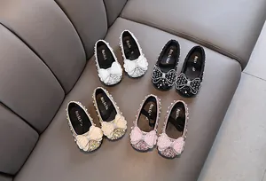 Nahaufnahme von Prinzessinnenschuhen für Mädchen mit glitzernden Strass- und Perlendetails