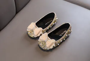 Detaillierte Nahaufnahme von Prinzessinnen-Schuhen für Mädchen mit Strass und Perle
