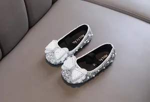 Elegante silberne Mädchen Prinzessinnenschuhe mit Schleife und Perlen für Tanzpartys