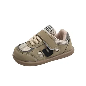 Atmungsaktive khakifarbene Lauflernschuhe mit weicher rutschfester Sohle für Babys