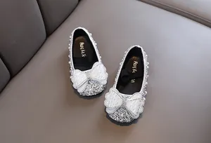 Funkelnde silberne Prinzessinnenschuhe für Mädchen mit Strasssteinen und eleganter Perlschleife