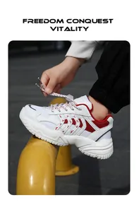 Primer plano de elegantes zapatillas chunky blancas y rojas para niños al aire libre.