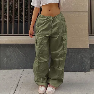 Detailansicht der olivgrünen Cargo-Damenhose mit fünf Taschen und geradem Beinverlauf.