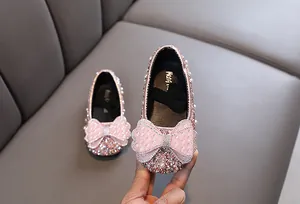 Nahaufnahme von rosa Prinzessinnenschuhen für Kleinkinder mit Strass und Schleife