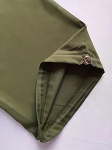 Detail der Beinöffnung einer olivgrünen Cargohose mit verstellbarem Metall-Kordelstopper