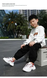 Detalle de zapatillas chunky de malla transpirable para niños usadas por un modelo infantil
