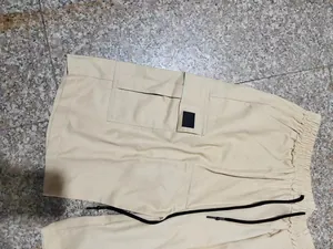 Vista dettagliata dei pantaloncini cargo kaki da uomo con tasca e vita con coulisse