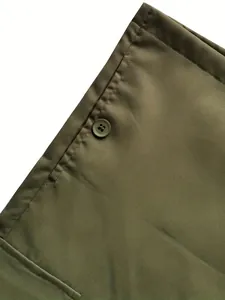 Detaillierte Ansicht der Knopf- und Taschendetails an dieser olivgrünen Damen-Cargohose