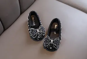 Detailansicht der schwarzen Prinzessinnenschuhe für Mädchen mit Strassschleife