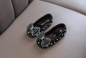 Detailansicht schwarzer Prinzessinnenschuhe für Mädchen mit glitzernden Strasssteinen