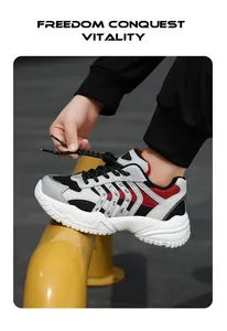 Primer plano de zapatillas chunky para niños con malla transpirable y suela gruesa al aire libre.