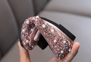 Detailansicht der Flexibilität von rosa Mädchen Prinzessin Schuhen mit Strasssteinen und Perlen