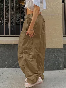 Detailansicht der olivgrünen Cargo-Hose für Damen mit praktischen großen Taschen