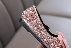 Detailansicht der rosa Strasssteine und Perlen am Prinzessinnenschuh für Mädchen