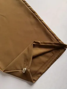 Detailansicht der braunen Cargo-Hose für Damen mit Kordelzug am Saum und Metallstopper.