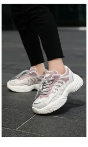 Primer plano detallado de zapatillas chunky rosas y blancas transpirables para niños