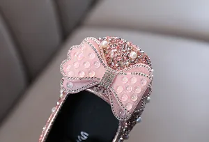 Detailansicht von rosa Prinzessinnenschuh für Mädchen mit Strasssteinen und Schleife