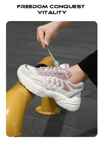 Primer plano de zapatillas chunky para niños en malla transpirable rosa y blanco de otoño