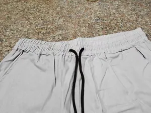 Dettaglio dei pantaloncini cargo da uomo con vita elastica e coulisse nera