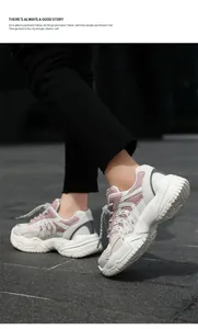 Primer plano de zapatillas de malla rosa y blanco para niños para el uso otoñal