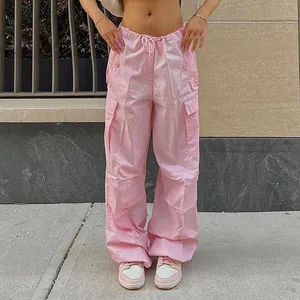 Detailansicht einer rosa Cargohose für Damen mit Multi-Pocket-Design und Kordelzug in der Taille