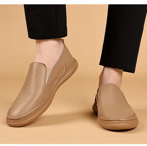 Detailansicht von braunen Leder-Slippern für Herren mit genarbter Textur am Modell