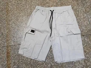 Pantaloncini cargo da uomo taglie forti con tasche laterali e coulisse regolabile in vita.