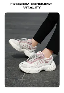 Detalle de primer plano de zapatillas chunky rosas y blancas usadas por un niño al aire libre