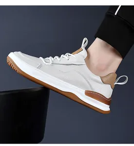 Vue détaillée de chaussures décontractées pour hommes en cuir blanc et semelle brune
