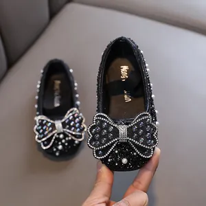 Elegante schwarze Prinzessinnenschuhe für Kleinkinder mit glitzernder Strassschleife